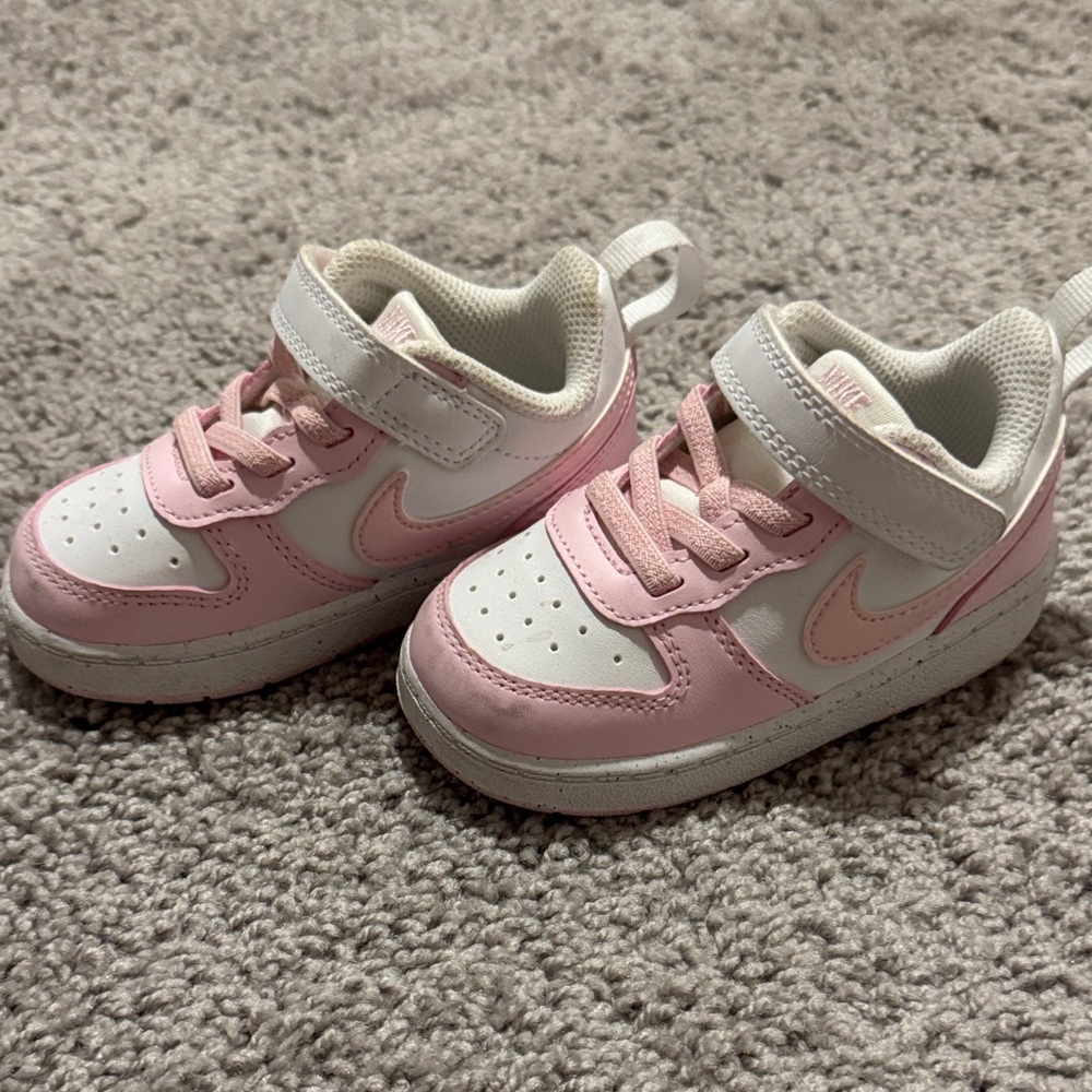 Nike Kids Sneakers in Pink and White